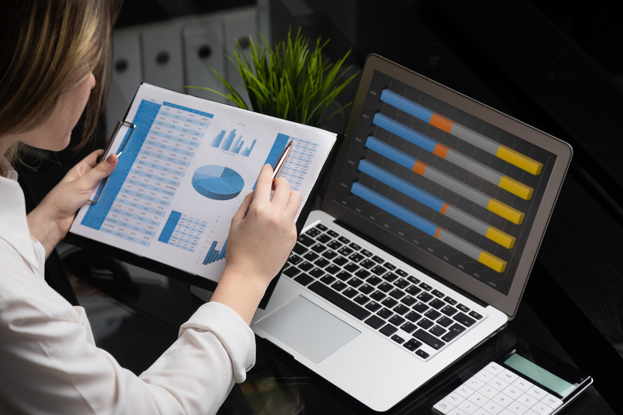 Inicio 5 Businessman analyzing investment charts with laptop. Accounting
