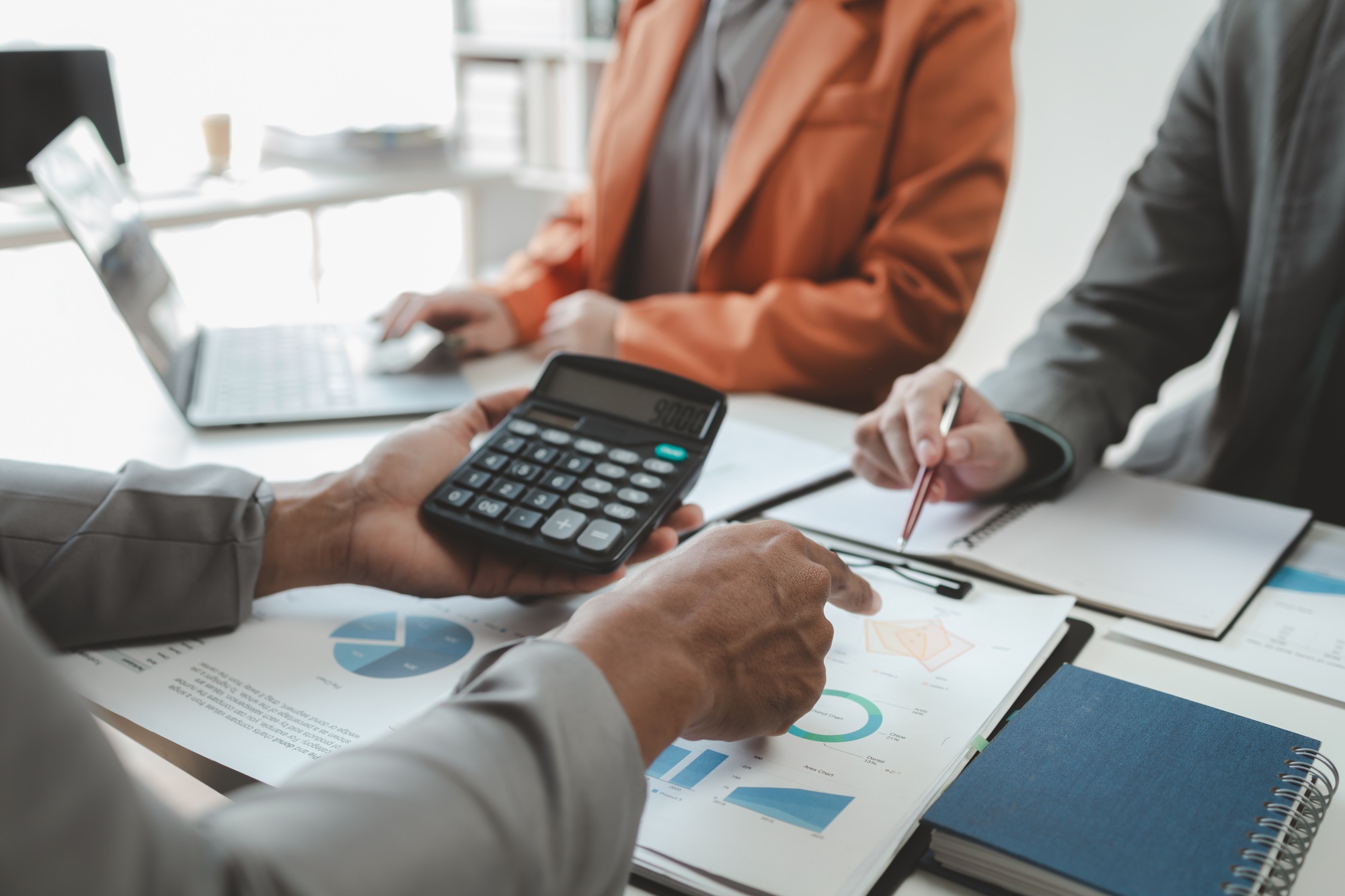 Inicio 2 Calculate the numbers according to the report sent to the meeting, They are calculating the taxes th